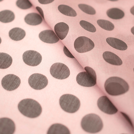 Tencel Capri to ekskluzywna tkanina, która łączy w sobie piękno i praktyczność na najwyższym poziomie.