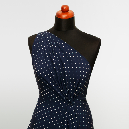 Tkanina z 100% wiskozy to lekki, miękki materiał, który pięknie układa się na sylwetce, tworząc naturalne fałdy i swobodny ruch.