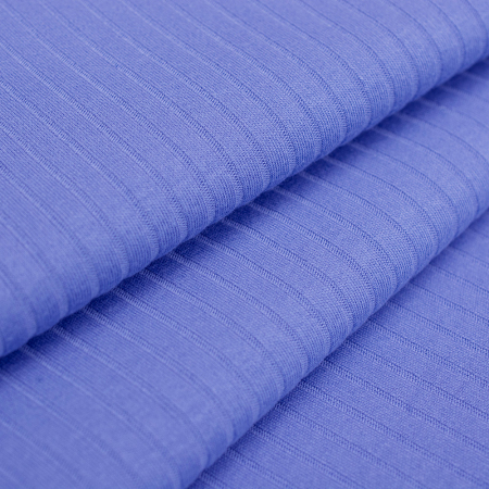 Dzianina RIB to bawełniana dzianina o charakterystycznej fakturze wąskiego prążka, wykonana z naturalnych włókien.