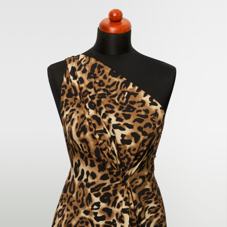 Tkanina z 100% wiskozy to lekki, miękki materiał, który pięknie układa się na sylwetce, tworząc naturalne fałdy i swobodny ruch.