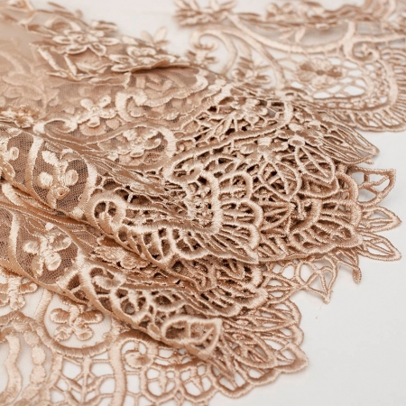 Elegancka koronka gipiurowa, wyróżnia się oryginalnym wzorem, który częściowo został wyhaftowany na tiulu, a częściowo występuje w formie 3D.