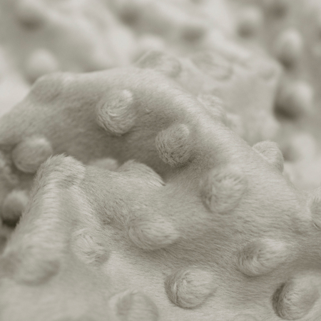 Minky Welur Kropki to bardzo popularna dzianina szczególnie wśród wyrobów dla dzieci.