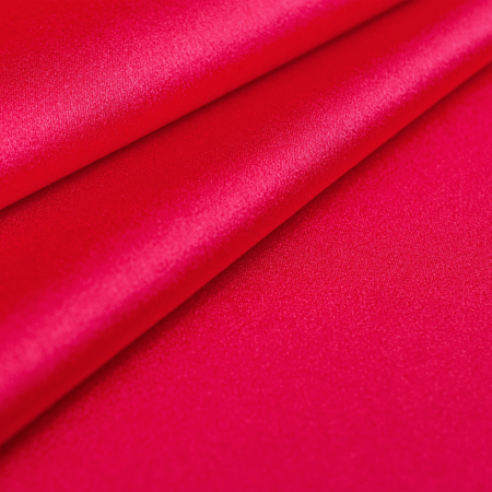 Satyna Cabernet, miękka tkanina o aksamitnym dotyku.