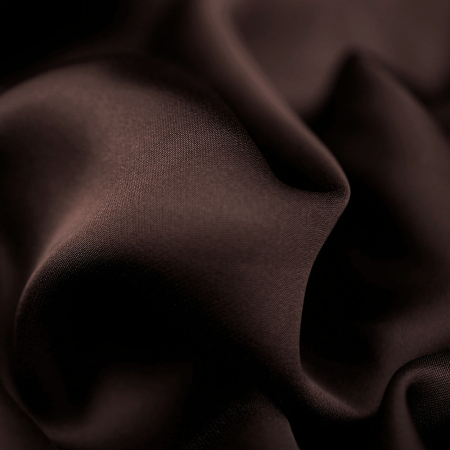 Wiskoza satynowa to tkanina wykonana w 100% z włókien wiskozy, która wyróżnia się doskonałą przepuszczalnością powietrza.