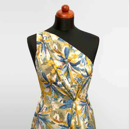 Tkanina z 100% wiskozy to lekki, miękki materiał, który pięknie układa się na sylwetce, tworząc naturalne fałdy i swobodny ruch.