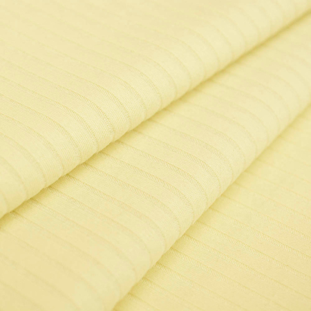 Dzianina RIB to bawełniana dzianina o charakterystycznej fakturze wąskiego prążka, wykonana z naturalnych włókien.