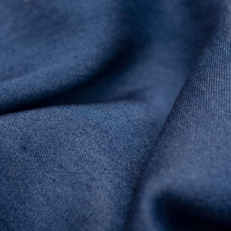 Jeansowa tkanina o niskiej gramaturze.